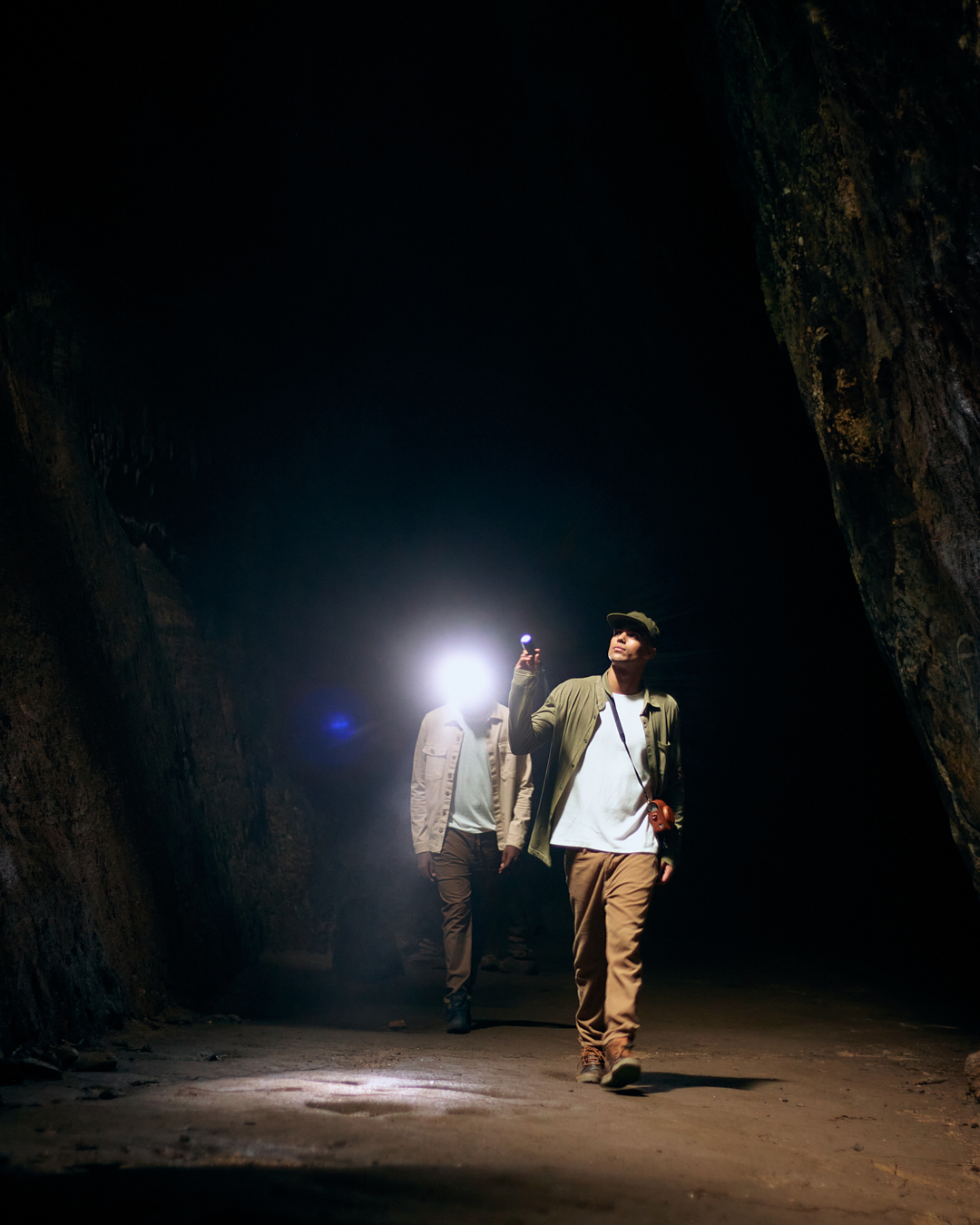 Homens explorando uma caverna 