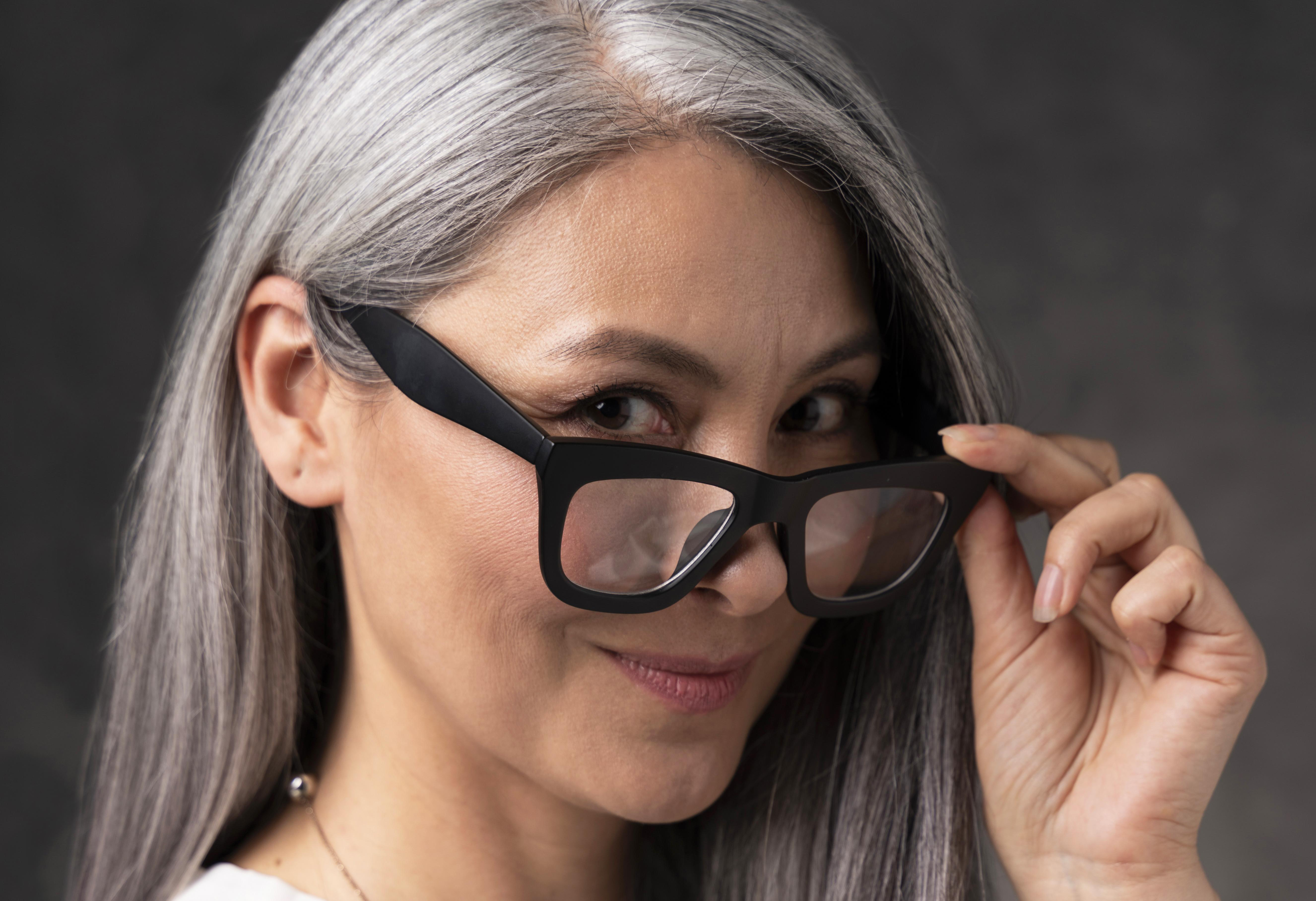 mulher de lentes multifocal