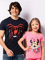 Homem usando camiseta preta estampada ao lado de menina usando camiseta rosa estampada