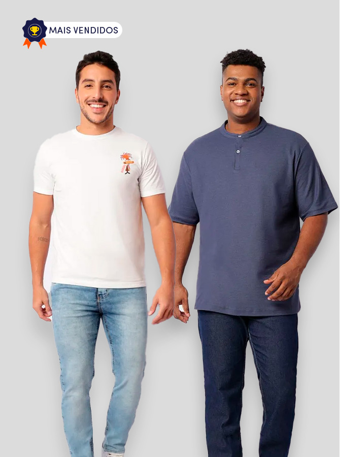 Homem usando camiseta branca e calça jeans ao lado de homem usando camiseta azul e calça jeans