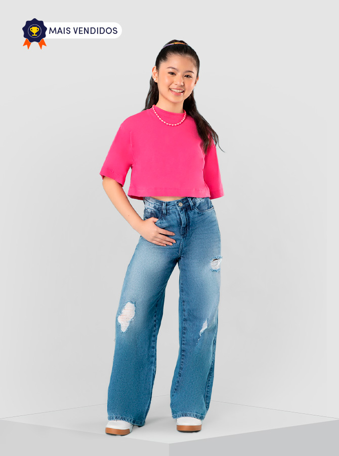 Menina usando calça jeans e camiseta rosa