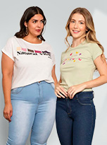 Mulher usando camiseta estampada branca ao lado de mulher usando camiseta estampada verde