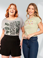 Mulher usando camiseta cinza estampada ao lado de mulher usando camiseta verde estampada