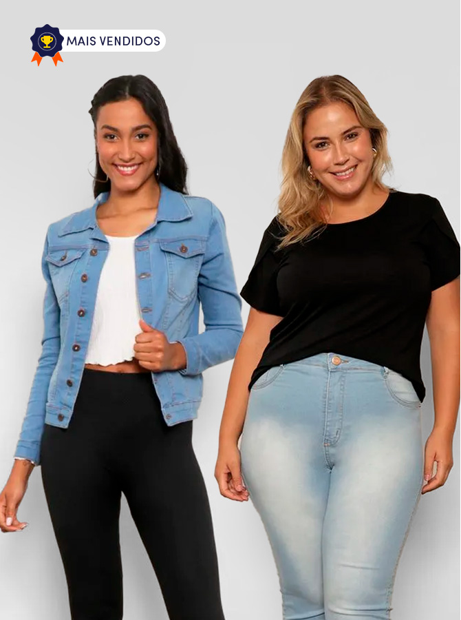 Mulher usando jaqueta jeans e camiseta branca ao lado de outra mulher usando calça jeans e camiseta preta