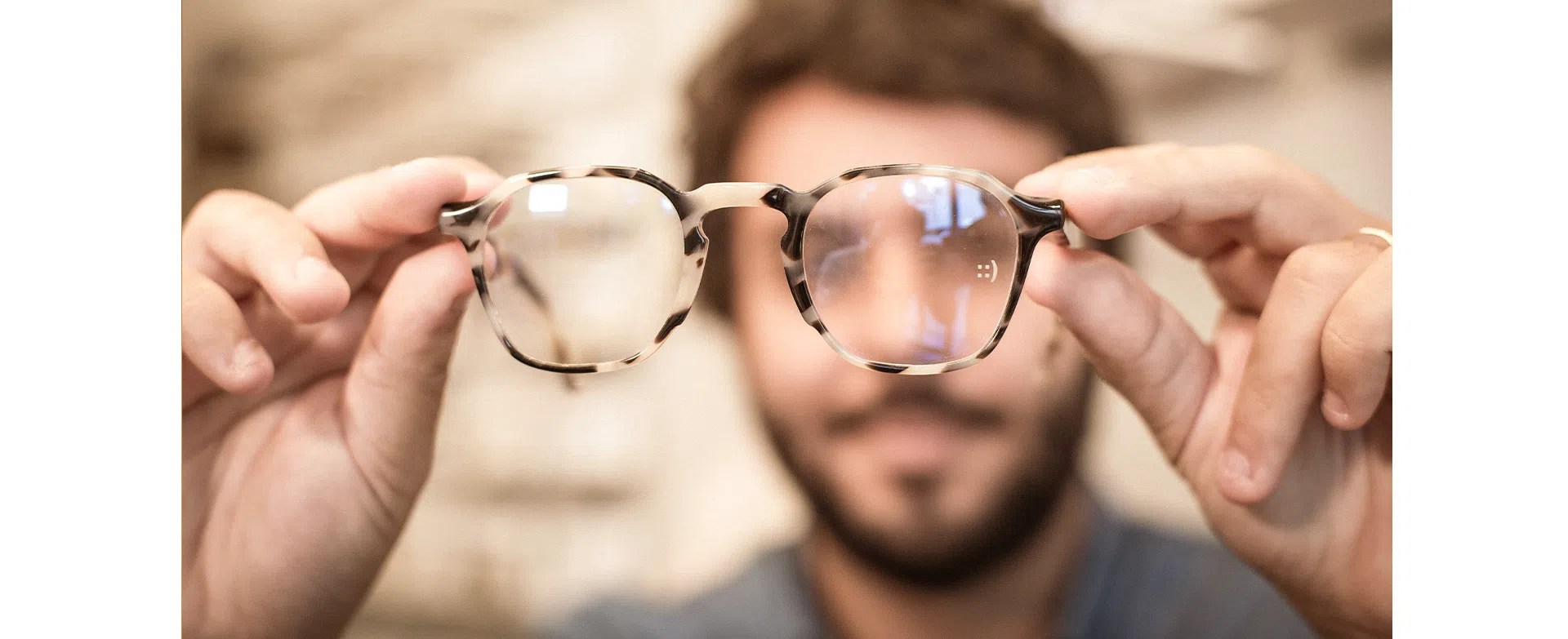 um homen olhando um oculos zerezes