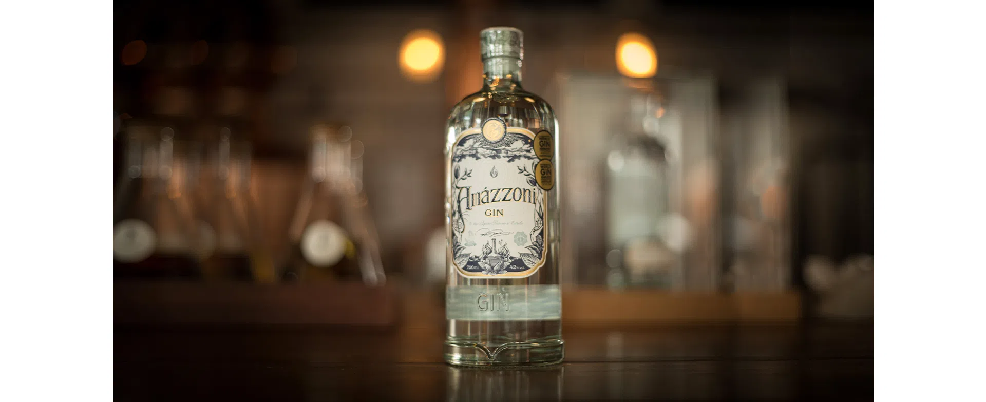 uma garrafa de gin brasileiro amazzoni